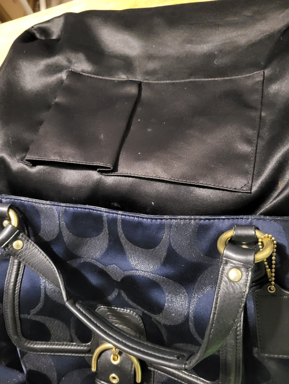 Coach Cambell Signature Metallic Izzy Carryall. - Picture 3 of 9